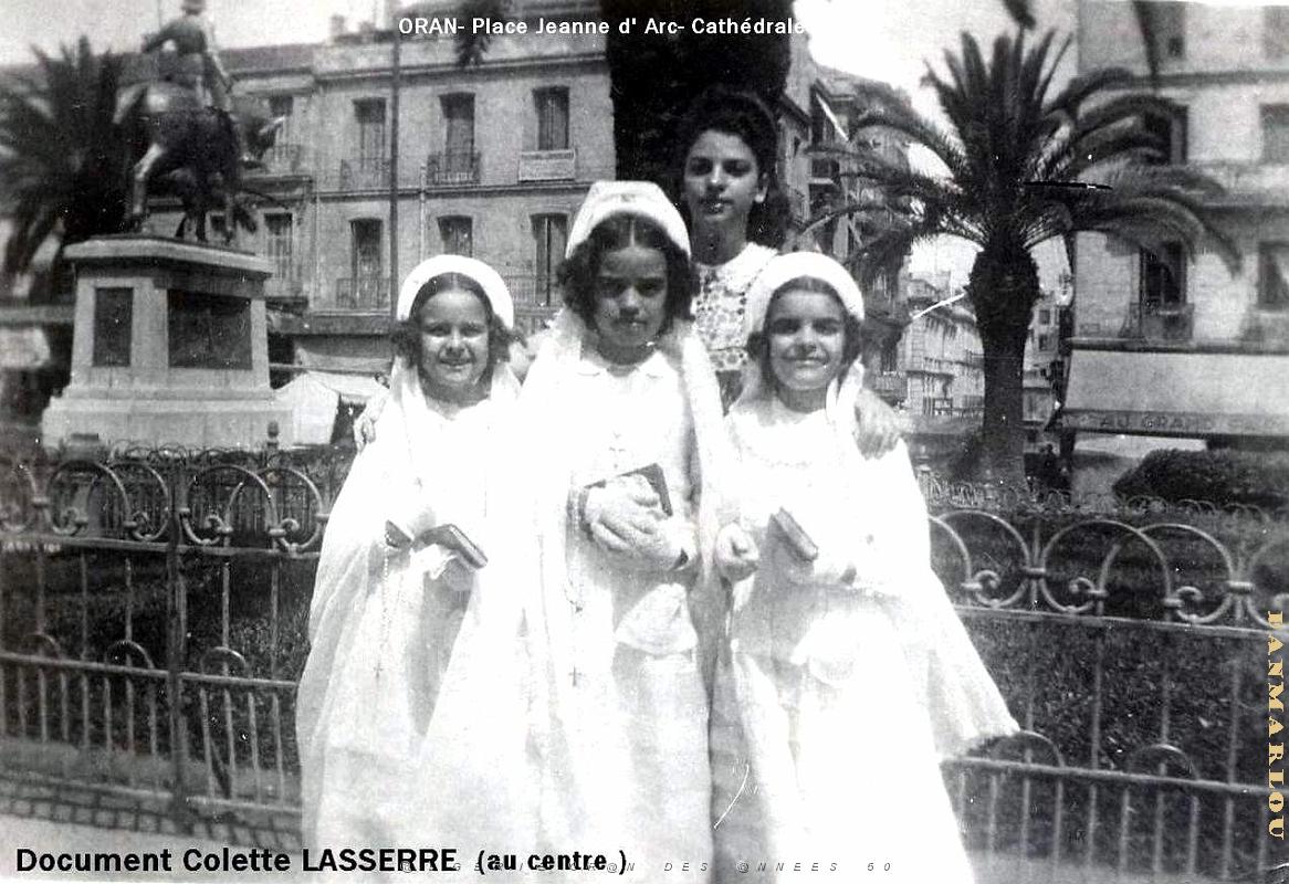 Oran - Place et Statue Jeanne d'Arc - Communiantes.JPG